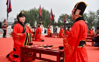 中式婚礼汉服父母穿搭，中式婚礼父母穿什么衣服合适